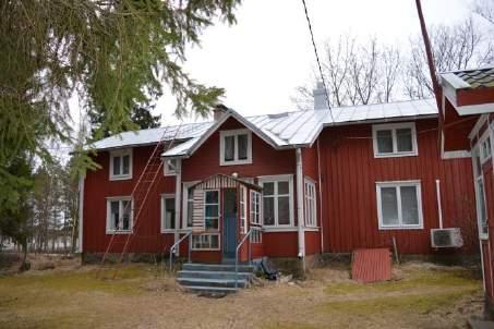 Gårdstunet består av huvudbyggnaden, en andra bostad och flera uthus (5). Vid infarten finns det fina björkar som markerar gården. Omkring byggnaderna finns det öppna ängsområden.