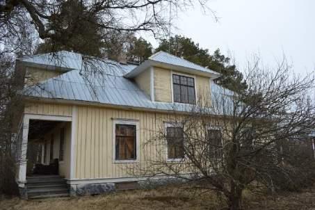 Sockel Sten Stommaterial - Takets form och -material Valmat-tak med frontoner Fasadmaterial och färg Ljusgul stående locklistpanel