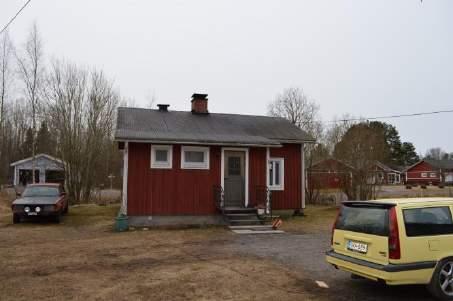 är beläget på en synlig plats invid Hoffmansgränd. Det består av huvudbyggnaden och ett uthus.