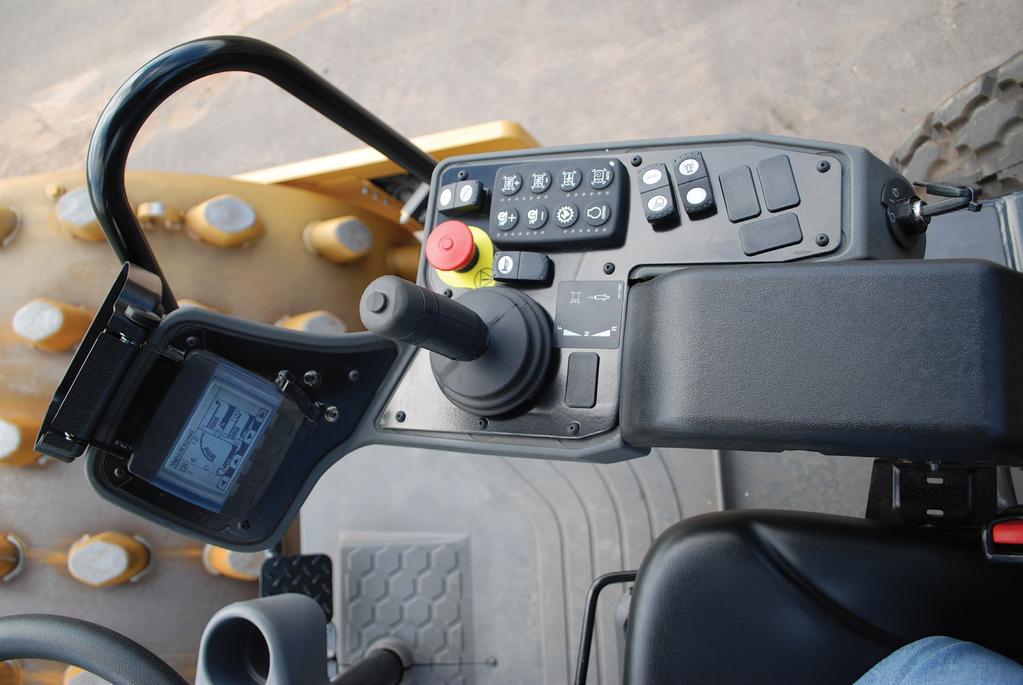 1 3 2 4 5 15 9 10 6 7 11 8 12 14 1. Integrerad LCD-skärm med flera funktioner 2. Körspak 3. Aktiveringsknapp för vibrationssystem 4. Nödstoppsknapp 5. Aktivering av parkeringsbroms 6. Frekvensval 7.