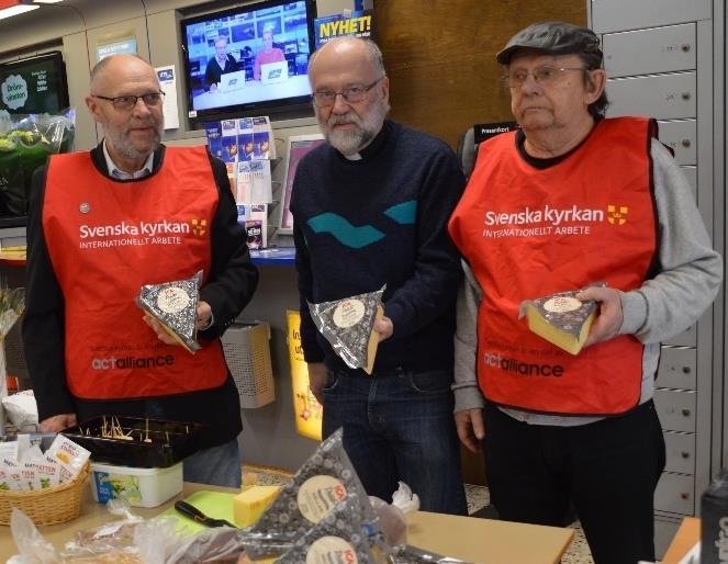 Tre glada gubbar säljer prästost på ICA Nära : John
