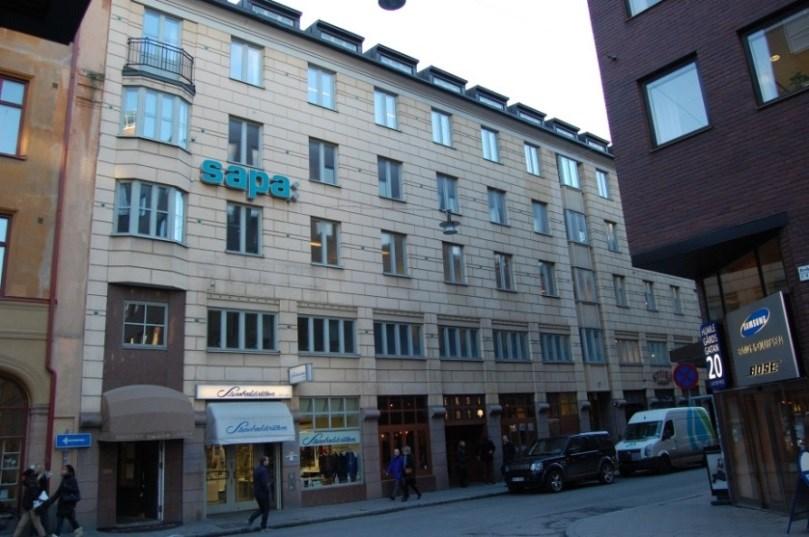 Sida 13 (27) Kontorshuset på Humlegårdsgatan 17 föreslås rivas. Parkeringshuset, Grev Turegatan 3-5 föreslås rivas.