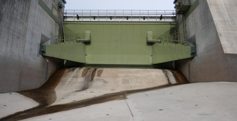 fåtal sprickor som uppvisade sprickvidder på någon enstaka tiondels millimeter. Vid utborrning av betongkärnor avbröts arbetet då armering påträffades i underliggande konstruktionsbetong.