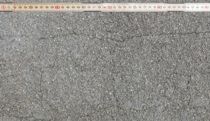Betongskiktet som satt på undersidan av Chesterton-bruket var däremot endast upp till någon millimeter tjockt. Figur 30. En 20 mm tjock släppa med det gråfärgade Chesterton-bruket överst.