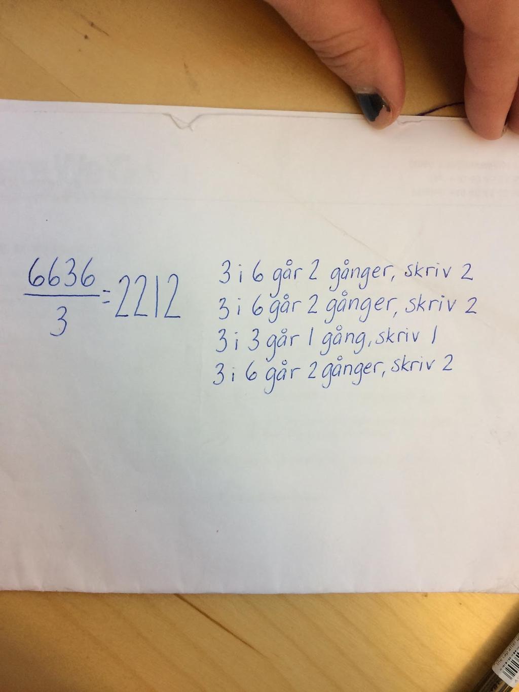 Kort division är en bra uppställning att använda sig av om nämnaren är ensiffrig (Sollervall, 2015; Löwing & Kilborn, 2010a).