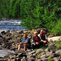 Fortsätt sedan söderut mot Tavelsjö. På vägen kan Du besöka rökeriet i Vindeln och fika på Tavelsjö Värdshus, som tidigare var prästgård, vackert beläget vid sjön.