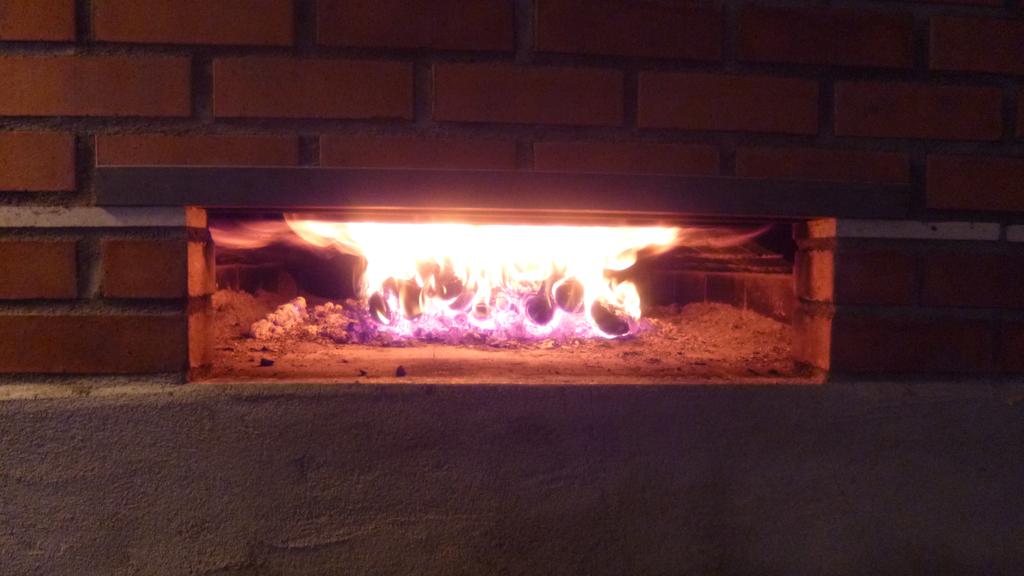 Baka tunnbröd och pizza i vedeldad ugn I Västerbotten bakar vi ett speciellt tunnbröd i en vedeldad ugn. Varje liten by har sin egen bagarstuga.
