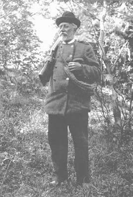 De jaktstigar Gustaf Schröder strövade genom Värmlandsoch Dalarnas skogar kantades av stora granar och tallar. Träden, stenarna och andra små märken i naturen blev hans orienteringspunkter.