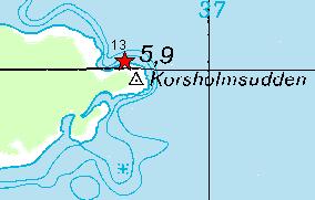 Från ytan och ner till ca 1 m täcks blocken av grönslick, Cladophora glomerata, och ullsleke, Ceramium teunicorne, med inslag av skäggtång, Dictyosiphon foeniculaceus.