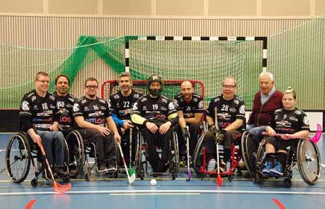Sverigeserien i Rullstolsinnebandy 2019 Text: Tore Nilsson Den 23-24 mars arrangerar Halmstad Innebandyklubb sista omgången av Sverigeserien i rullstolsinnebandy.