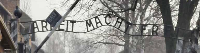 Vi går in i lägret. Under passeras skylten Arbeit macht frei.