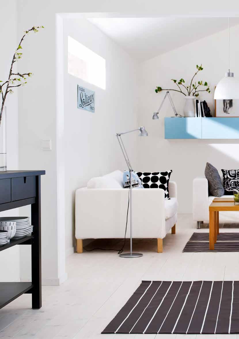Rena linjer och stora glas Precis som i ett gammalt hus är kaminen hjärtat i vårt nybyggda hus.