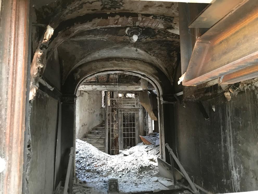 SID 16/23 Huvudentré mot Biblioteksgatan Helt utbränd men trappor, väggar och valv finns kvar, dock sannolikt i mycket dåligt skick.
