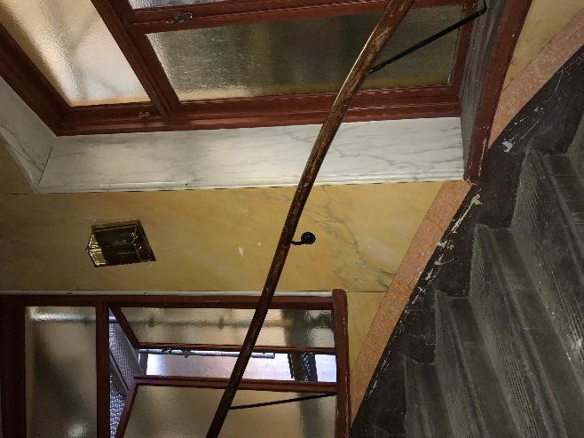 Inre och yttre entrérum mot Jakobsbergsgatan, som tillsynes är oskadat förutom brandrök.