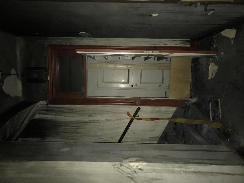 SID 18/23 Gårdstrapphus i bostadsdelen Svårt rök- och vattenskadat, översta planet