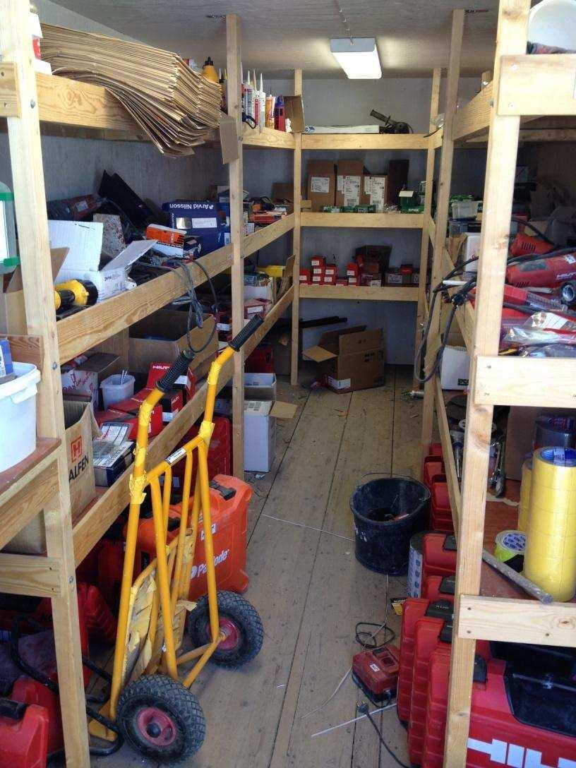 BESKRIVNING AV EMPIRIN Figur 8. Materialcontainer tillhörande Vingården, Foto: Jennifer Carlsson De båda intervjuobjekten berättar att det finns en bred varians bland skruv som används i projektet.