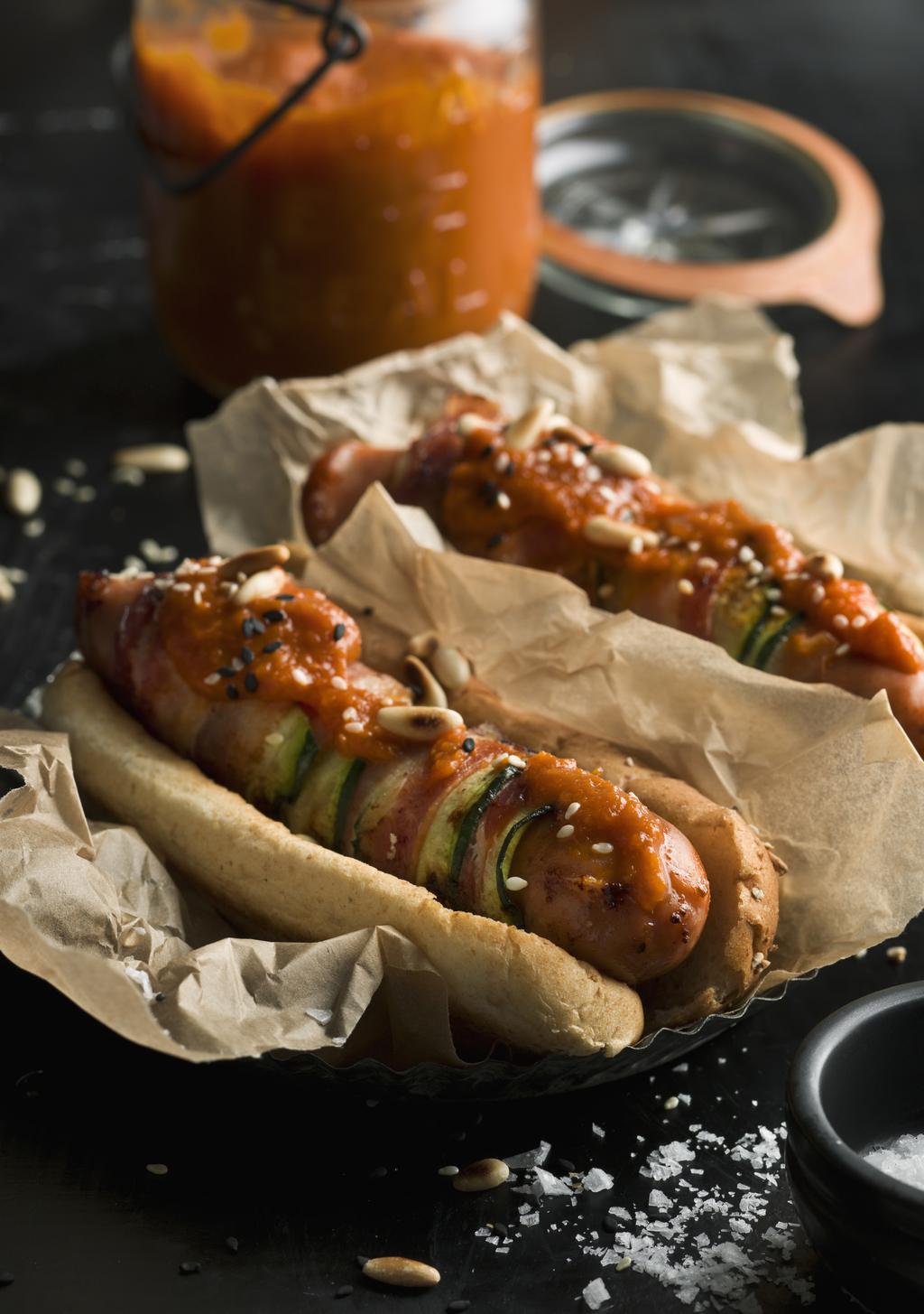 s! ttip p e c e R KETCHUP MED STING Tips! Servera ketchupen på en välgrillad Bratwurst-korv. Bratwurst Gör så här: Förbered en mise en place: finhacka gullök, vitlök och chili i en grönsaksberedare.