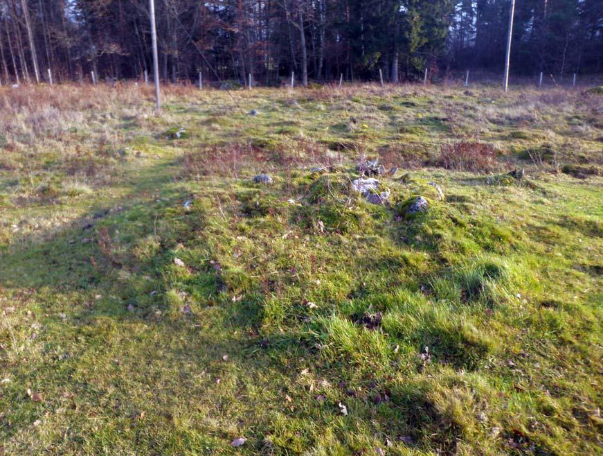 ger i den östra halvan av ledningssträckningen, fornlämningar i direkt anslutning till bytomten. Närmast och strax norr om bytomten ligger en grupp stensättningsliknande lämningar, RAÄ 140.