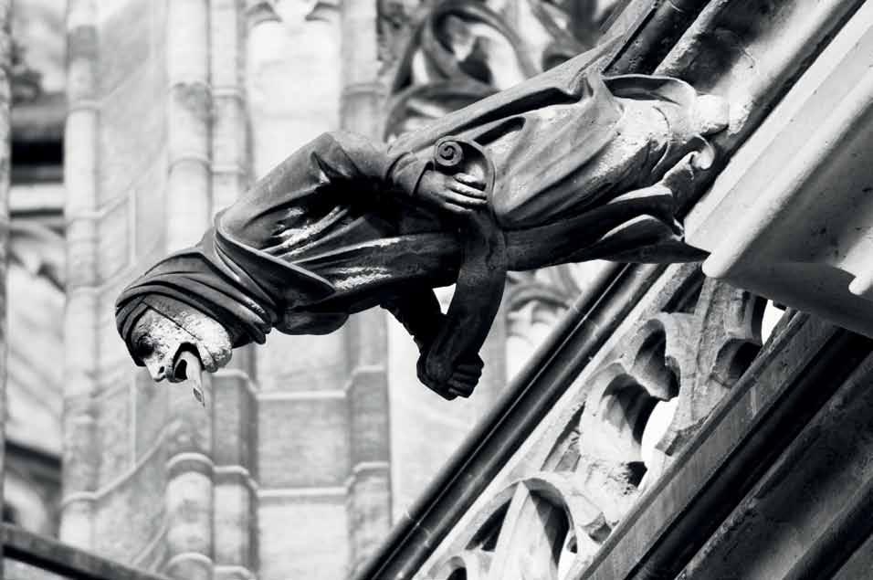 St Vituskatedralens historia går tillbaka till 1344 då Prag blev ett ärkebiskopsstift, men utgrävningar har visat att platsen varit av betydelse långt byggnaden nästan helt av en stor brand och