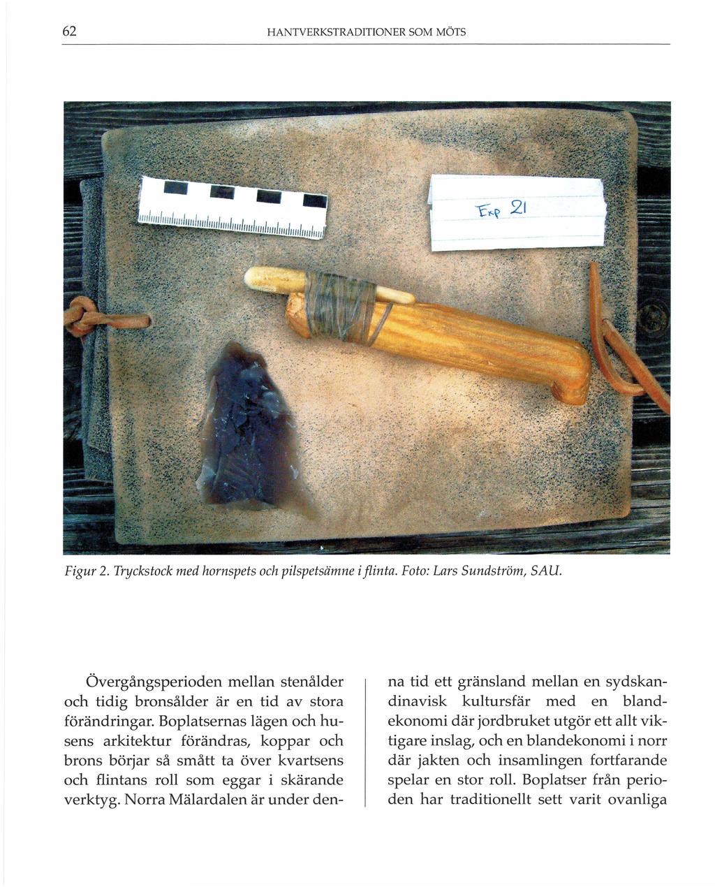 62 HANTVERKSTRADITIONER SOM MÖTS Figur 2. Tryckstock med hornspets och pilspetsämne i flinta. Foto: Lars Sundström, SAU.