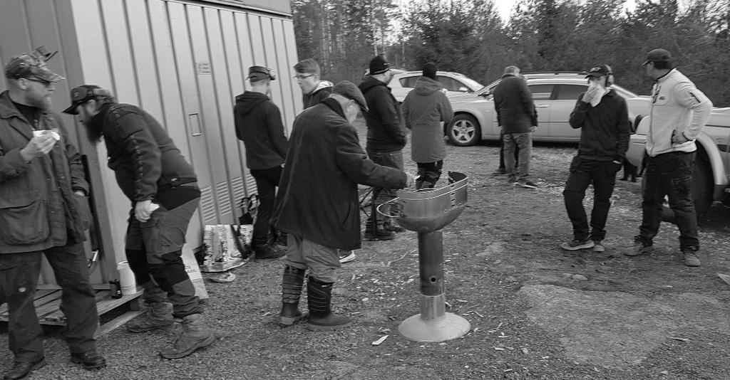 I framtiden kan detta gott och väl komma att ingå i en jägarexamen. Den som lever får se. Här laddar åldermannen korvgrillen. Inget problem med åtgången i vårkylan.
