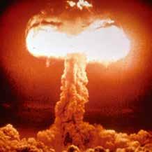 Foto: Wikimedia commons/mena FN-FAKTA: KÄRNVAPEN Vid en kärnvapendetonation bildas ett s k svampmoln. Effekten på omgivningen är förödande, även långt ifrån platsen för detonationen.