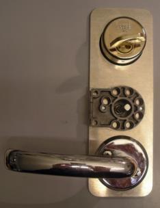 Förbereda dörren 1. Ta bort det befintliga vredet och handtaget från dörrens insida. Se till att den yttre låsinfattningen inte faller ned. (Figur 9.
