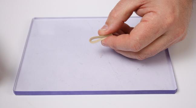 Skär till tre foamremsor i valfri färg 1 st.