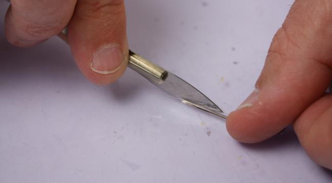 Tag två bitar 2 mm solid halvrund LarvaLace och spetsa till dem med
