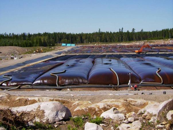 Avvattning i geotuber Courtesy: DEC-DI Projektets resultat och effekter - 254 547 m 3 förorenade sediment har muddrats, avvattnats och deponerats i geotuber på land. Uppsatta åtgärdskrav är uppfyllda.