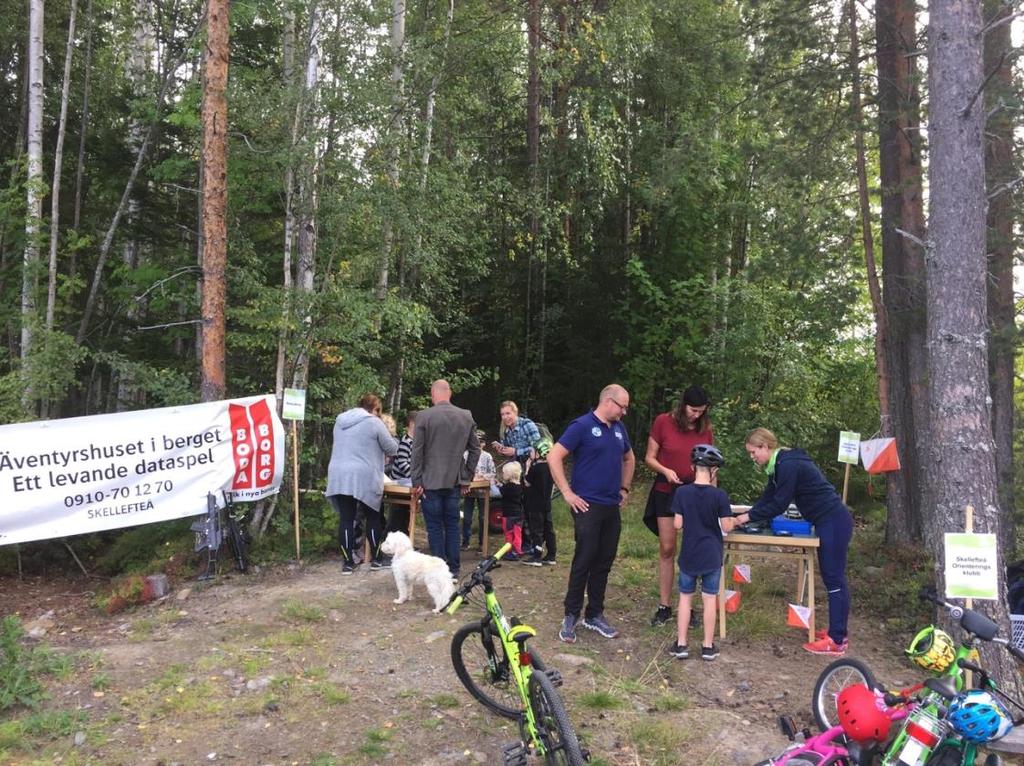 Vitbergets dag: Här instruerade Annika Kruuna ungdomar som provar orientering.