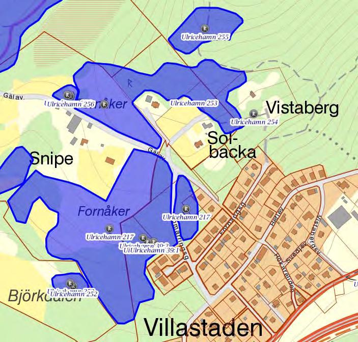 Topografi och fornlämningsbild Utredningsområdet omfattade ca 15 000 kvadratmeter skogsmark med mellanliggande partier av öppen ängsmark. Väster om området finns tre domarringar, RAÄ Ulricehamn 39.