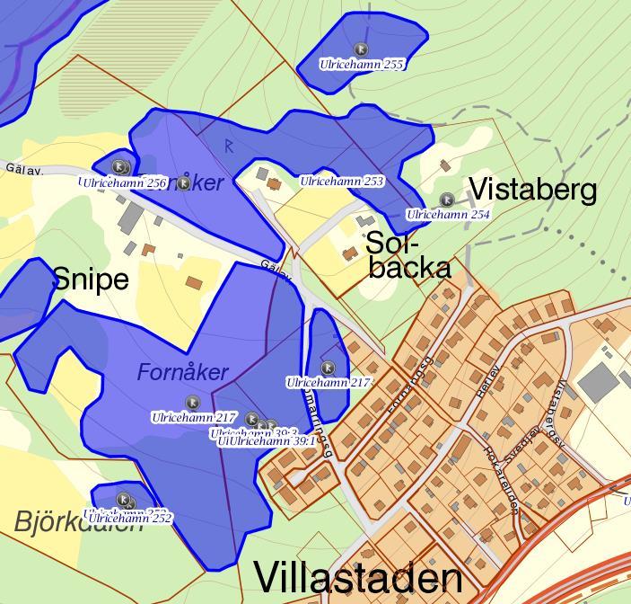 Topografi och fornlämningsbild Utredningsområdet omfattade ca 15 000 kvadratmeter skogsmark med mellanliggande partier av öppen ängsmark. Väster om området finns tre domarringar, RAÄ Ulricehamn 39.
