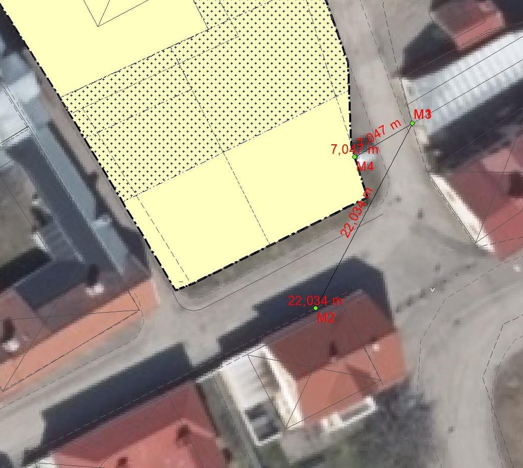 Figur 1. Linje M3 - M4 = avståndet från garagets södra hörn till planerad byggrätt. Linje M3 - M2 = siktlinje från garagets södra hörn mot Östra Storgatan.