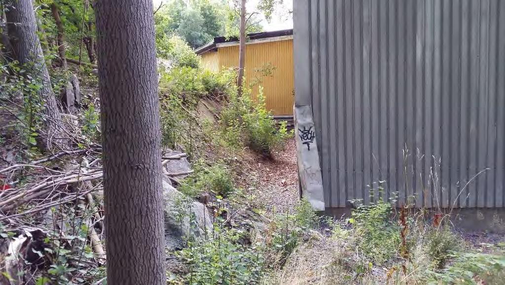 Bilaga 3 FÄTRAPPORT/BERGTEKNIK Figur 7 Vy nedanför ID 3 där ingen synlig bergförstärkning syns bakm befintliga