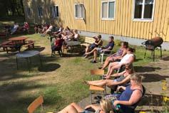 Under dagarna är det fritt fram för att bada i havet, vandra, prata, spela frisbee-golf/ volleyboll/fotboll. På kvällarna kan du vara med på programaktiviteter för alla åldrar samt andakt.