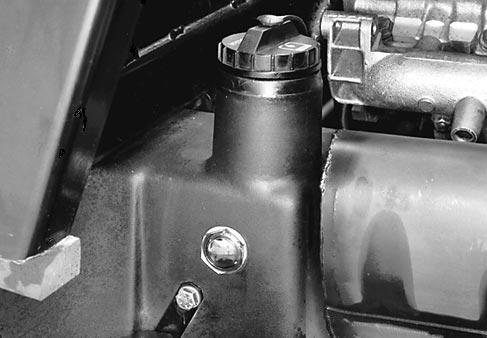 : Vid temperaturer under 0 C skall dieselbränsle nr. eller en blandning användas.. Bränsletanklock Figur 4 ➀ FARA Eftersom bränsle är mycket antändbart måste det hanteras och förvaras med försiktighet.