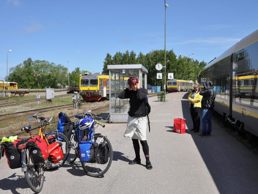 I de flesta län kan man ta med sin cykel på de regionala tågen. Det går också att ta med cykeln på pendeltåg, men då kan det vara begränsat till att enbart gälla under lågtrafik.