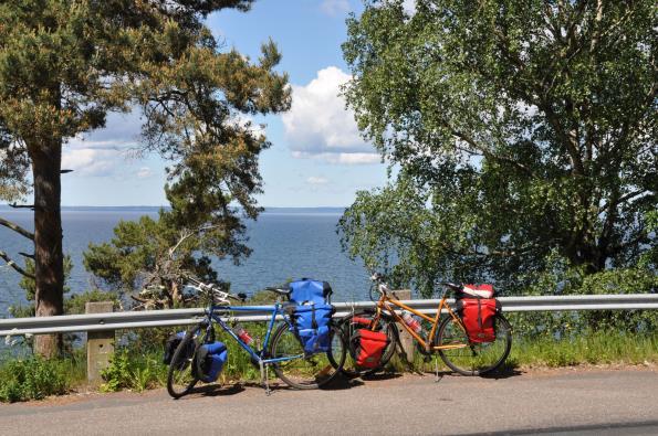 Med god planering kan vi ordna det mesta av detta. Då blir cyklingen en härlig, bekymmerslös resa genom landskapet. Vi kan stanna precis var vi vill och vi mår fantastiskt bra. slöcykling.