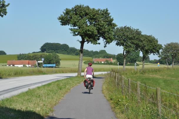 Kort rast vid Vättern Vi räknar med att vi cyklar cirka en mil per timme inräknat alla stopp för att läsa kartan, fotografera eller titta på något.