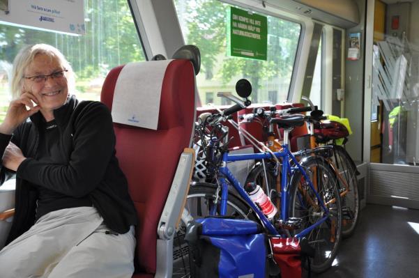 Regioner Skåne Skånetrafikens Pågatåg stannar vid ett stort antal stationer i Skåne. De tar sex cyklar per tågsätt (fyra vagnar) och de körs ofta dubbelkopplade.