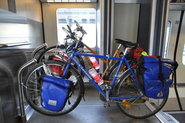 under lågtrafik, men under sommartidtabellen får man ta med cyklar på alla turer. Den helg cykeltävlingen Vätternrundan pågår är cyklar inte tillåtna.