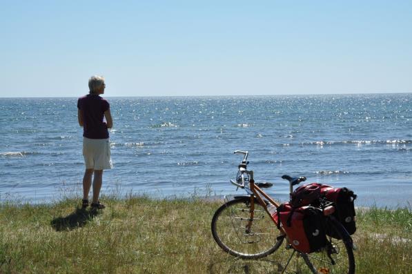 Lund kan man cykla inåt land för att undvika vägar med för mycket trafik. På flera ställen finns anslutning till tåg. Skåne Växjö Skummeslövsstrand med Hallandsåsen i bakgrunden.