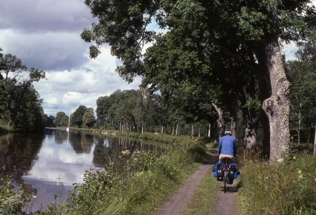 Västergötland Österlen Varför inte gå av i Lyrestad och cykla längs Göta Kanal? Du tar lätt med cyklarna på ett Öresundståg till Göteborg. Därifrån går Kinnekulletåget vidare genom Västergötland.