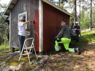 Soliga vyer från Hornberget. Nu är stugan målad och ursopad och väl värt ett besök I målartagen 6 personer hinner göra mycket på några timmar Inte bara arbete.