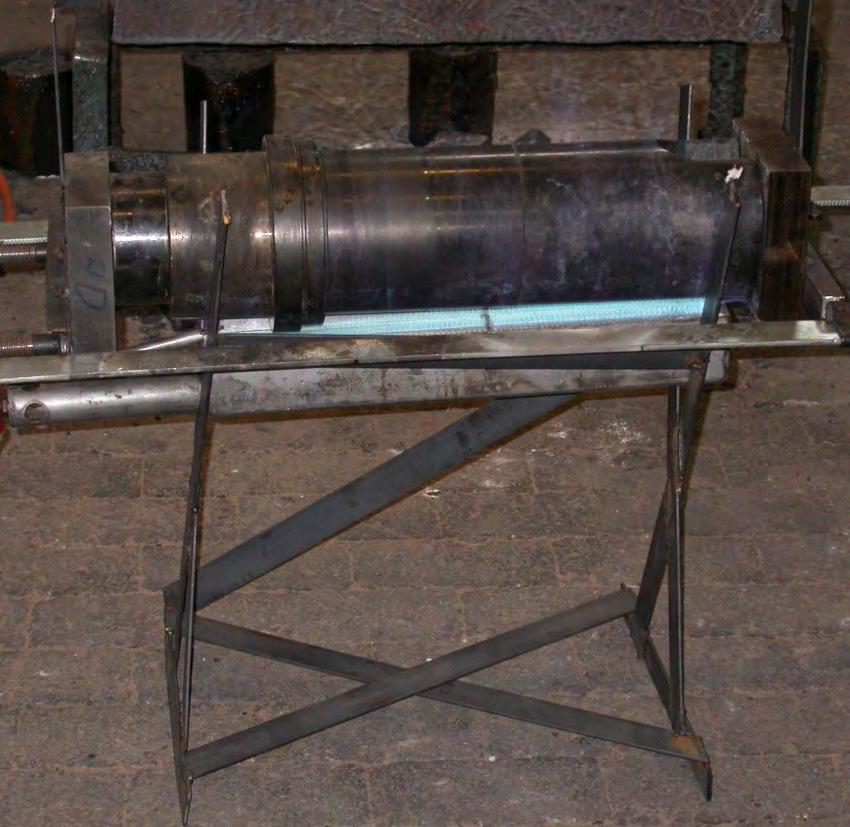 SweCast AB 23 Test 3: m=2,32kg [V=m/ρ] V=843,6 cm 3 29% fyllgrad Test 4: m=1,76kg [V=m/ρ] V=640 cm 3 22% fyllgrad Fyllkammaren värmdes med hjälp av gasol, se bild 25.
