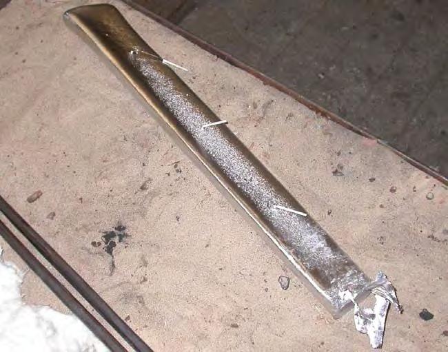Bild 27 Stelnad metall från fyllkammaren Från att smältan hälldes i fyllkammaren till att den hade börjat stelna mättes temperaturen med de 3 sensorerna, se tabeller i