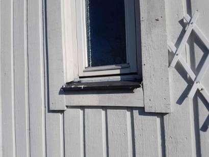 funktion. Fasad /Vindskivor Rötskador finns i fasadpanelen/vindskivor, se foto. En fördjupad undersökning rekommenderas för att konstatera orsak till och omfattning av rötskador på fasadpanelen.