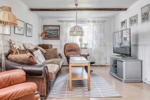 Hallen har ljusa väggar och ljust golv. Kök Ett socialt, trevligt och välplanerat kök med generösa arbetsytor, gott om plats för matbord och stolar och bra förvaringsmöjligheter, braskamin.