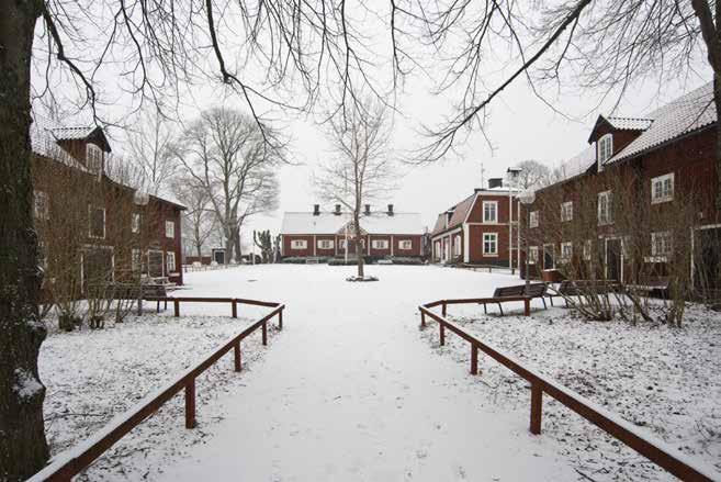 FARSTA GÅRD FRÅN NORD-OST. NÄRMAST I BILD DE BÅDA YTTRE FLYGLARNA OCH BAKOM T.H. DEN SÅ KALLADE BOSTADSFLYGELN. FOTO J. MALMBERG.